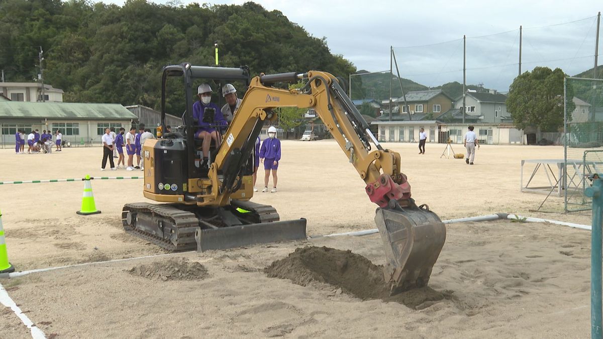 ショベルカーの操作にも挑戦！中学生が建設業の魅力学ぶ出前講座