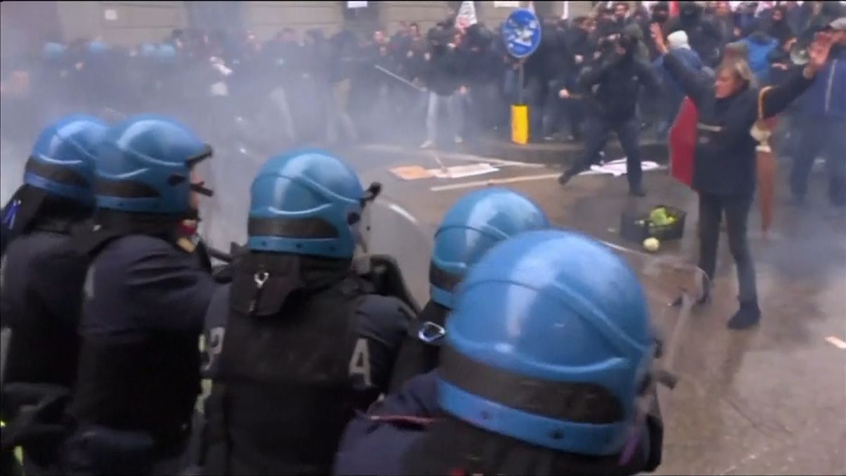 イタリア　憲法改正反対デモで警官隊と衝突