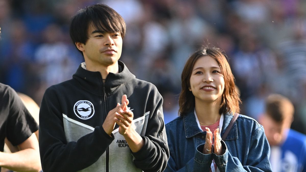 サッカー日本代表・三笘薫が自身の誕生日に笑顔の夫婦2ショット写真を投稿「すべてに感謝しています」
