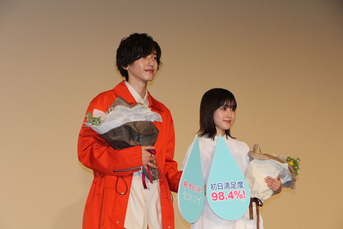 （左から）なにわ男子・道枝駿佑さん　福本莉子さん