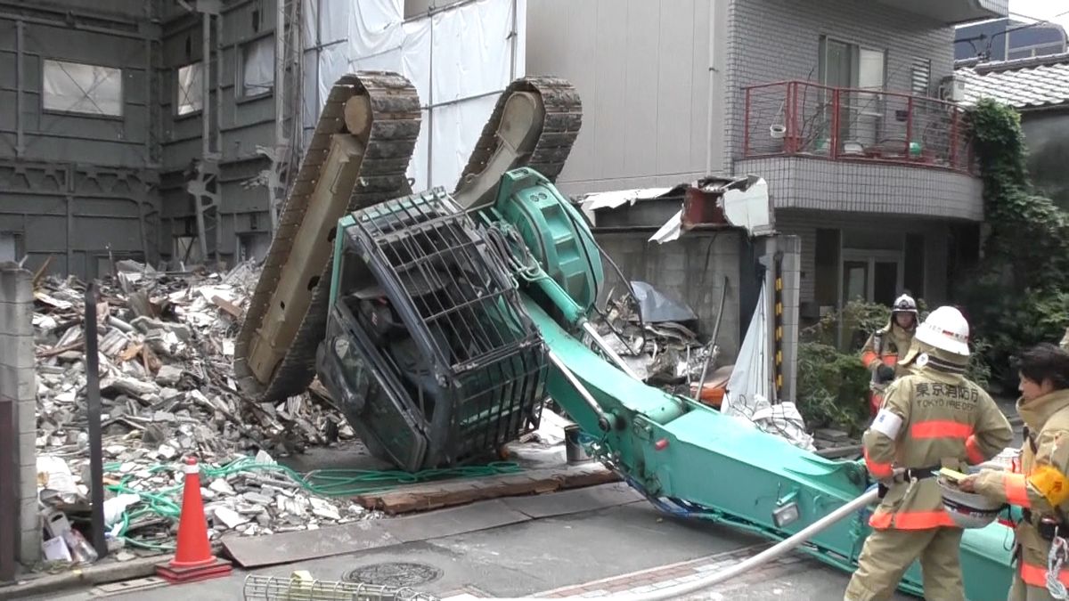 ビル解体作業中の重機倒れる　東京・荒川区