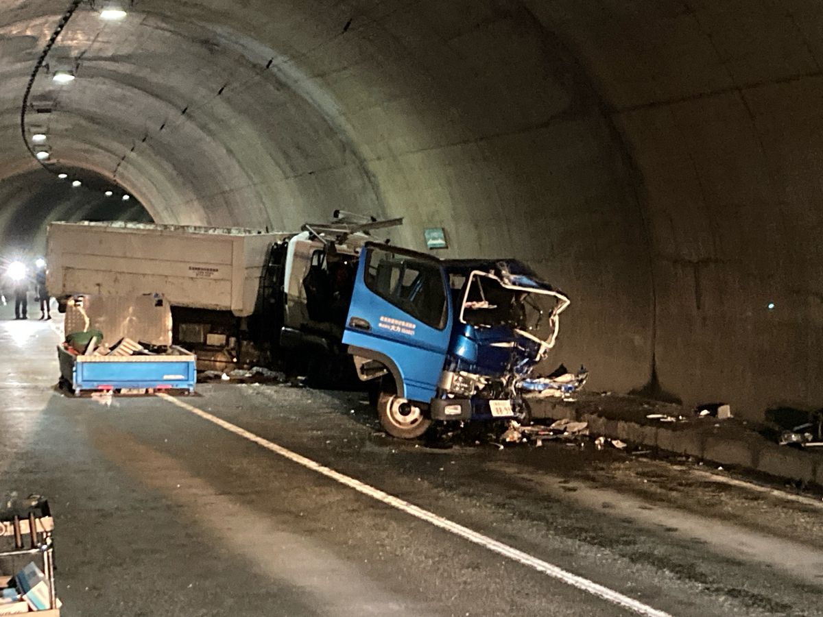 大町市の県道トンネル内でトラック同士の事故　4人搬送され20代と40代の男性2人が意識不明のもよう【長野】