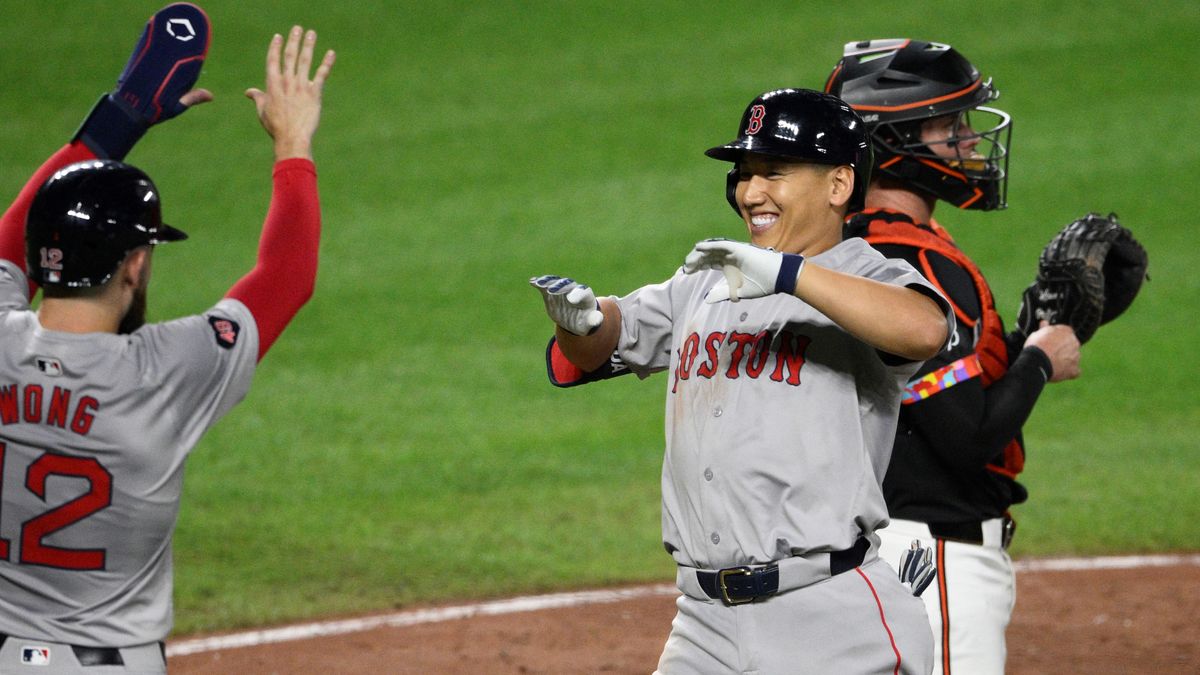 8号３ランを放った吉田正尚選手(写真：AP/アフロ)