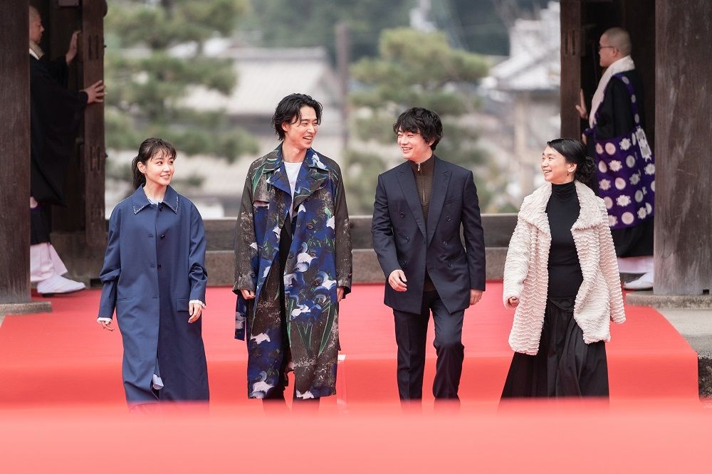 （左から）奈緒さん、山﨑賢人さん、染谷将太さん、佐藤嗣麻子 脚本・監督　（c）2024映画『陰陽師0』製作委員会