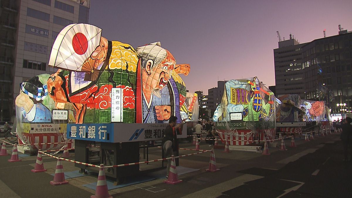 きらびやかな山車が並ぶ　夏の風物詩「府内戦紙」開催を前に点灯式　画家・北村直登さんなど出席　大分