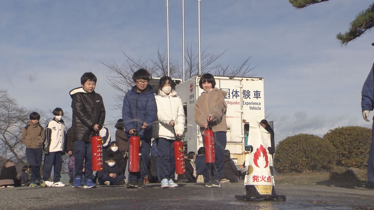 小学校で消防団の防災訓練　地震や火事が起きた時にまずすることは…