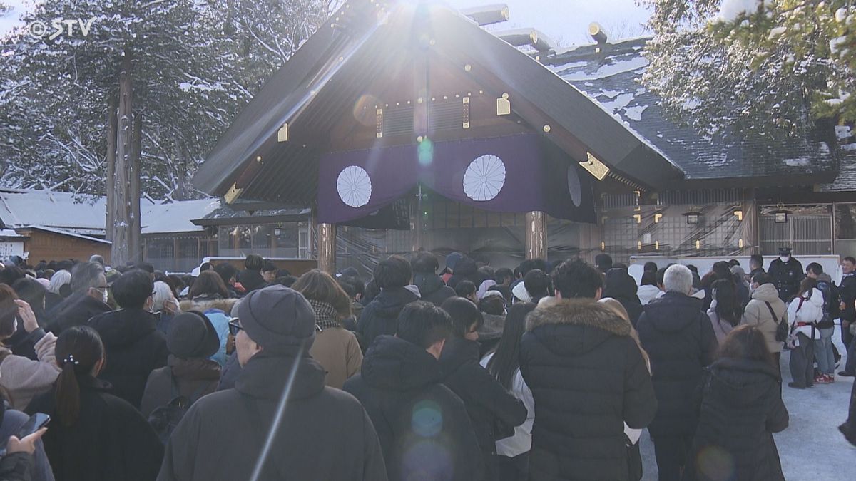 「大吉ひきました！」 北海道神宮も初詣客で大にぎわい「待ち人来るって書いてます」