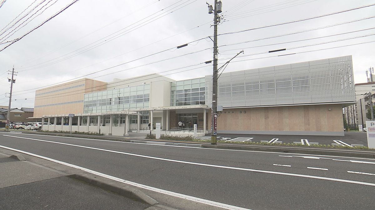 県産材ふんだんに使い温かい空間　福井市立図書館リニューアルオープン　子どもも音気にせず本に親しめる