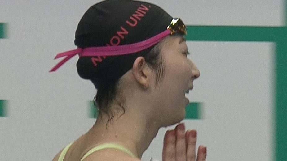 レース後謝るようなしぐさをする日本大学の池江璃花子選手