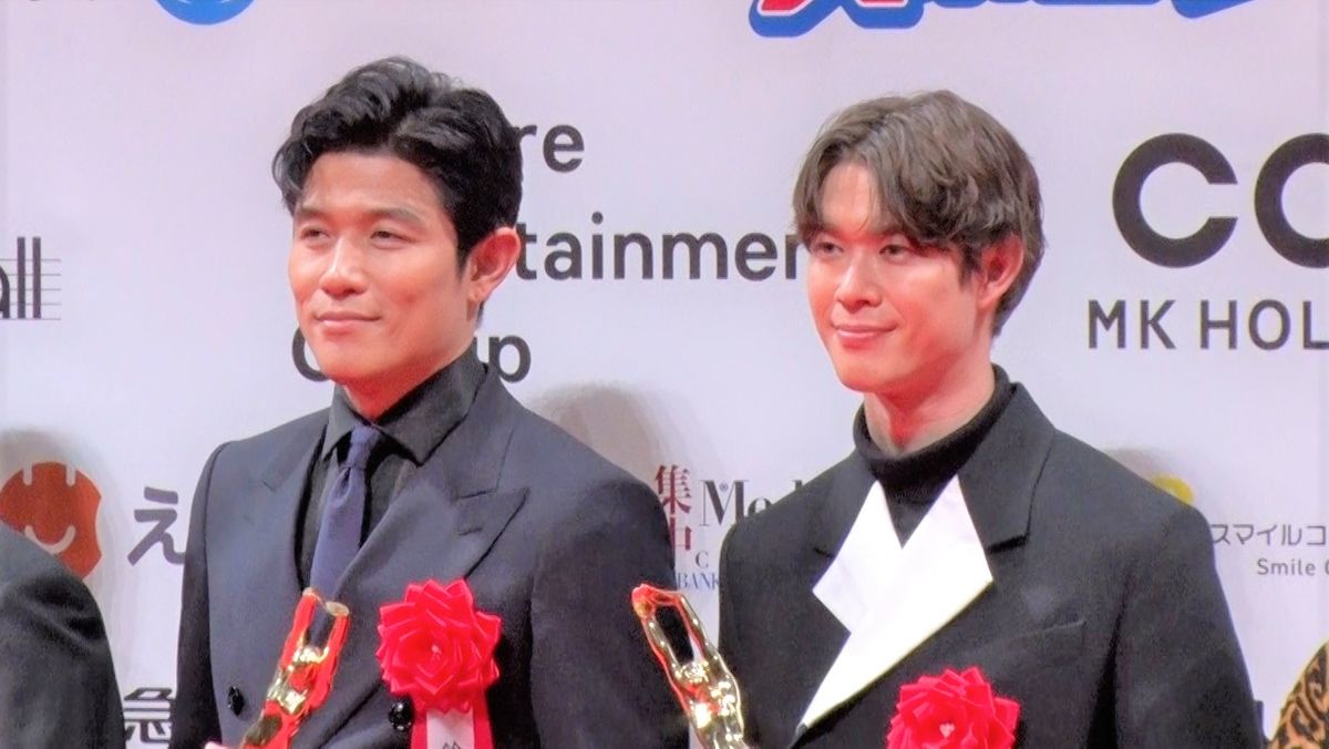 映画『エゴイスト』で男優主演賞を受賞した鈴木亮平さんと男優助演賞を受賞した宮沢氷魚さん