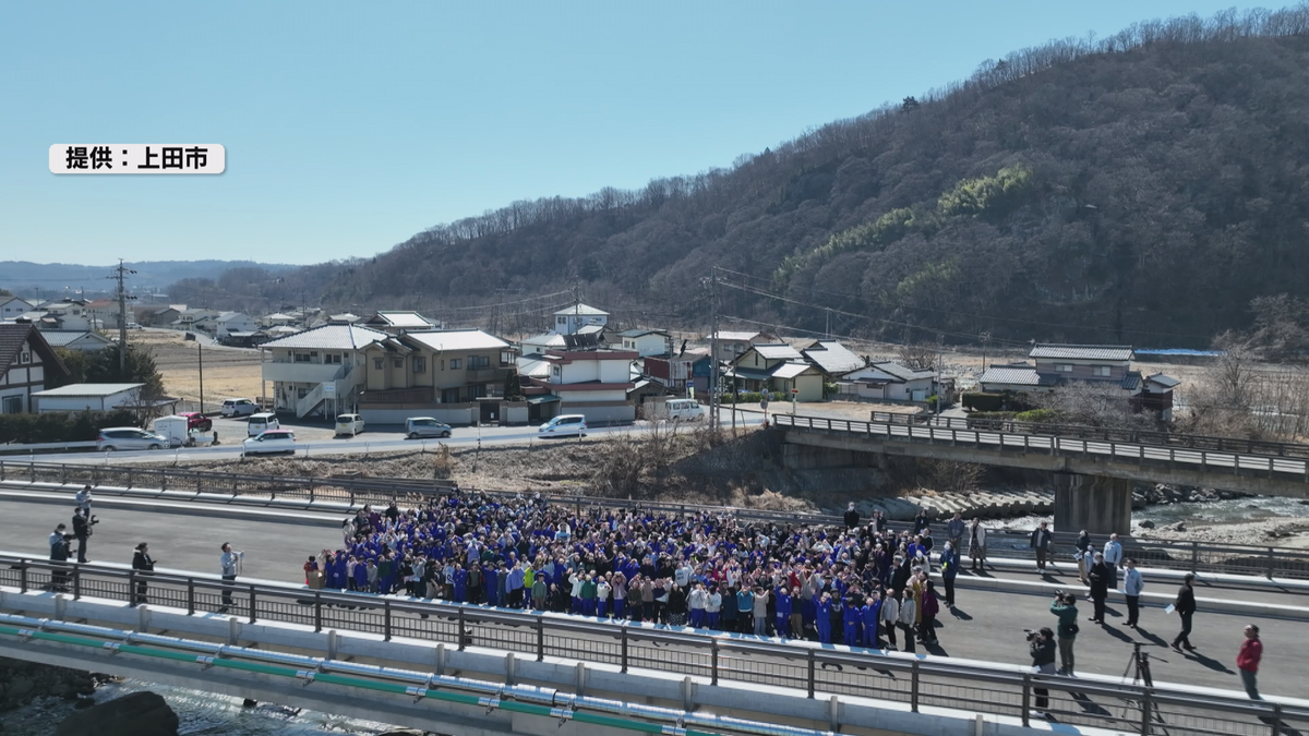 小学生が「新しい橋」の見学会　車道を歩く貴重な体験　一足早く渡り初め　2026年度中の利用開始目指す