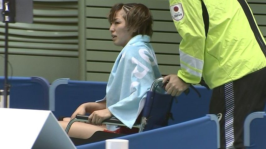 車いすで医療室に向かう川井友香子選手