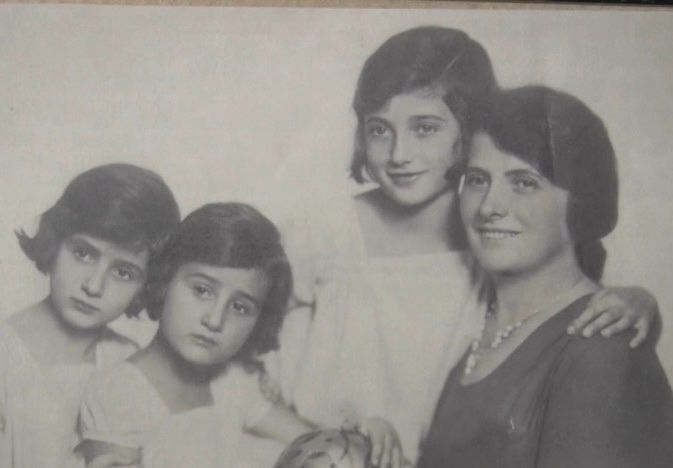 母と3人の娘たち（左から2番目がアニタさん）