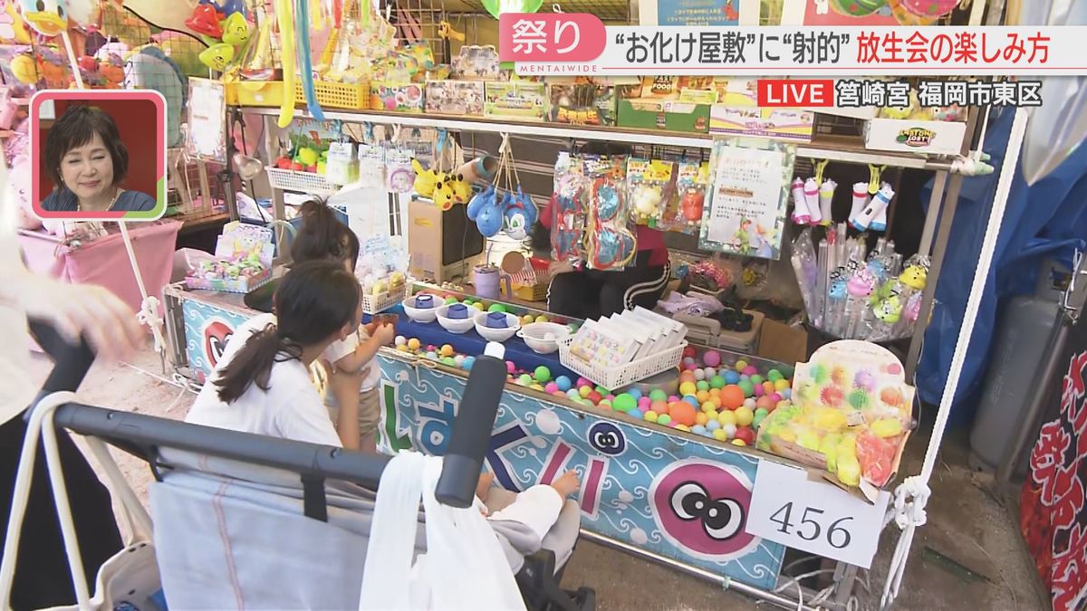 縁日の露店が並ぶ