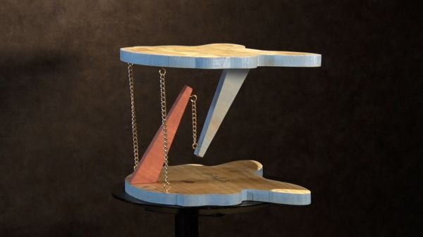 山下さんと長田さんが作製した “テンセグリティ構造” のミニテーブル