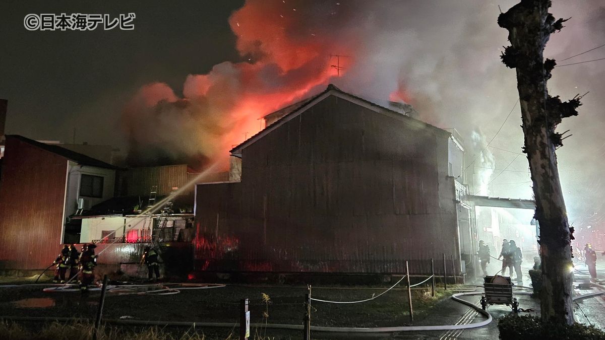 【速報】「1階から火が見える」　中心市街地のアパートで火災　複数人搬送のもよう　鳥取県鳥取市