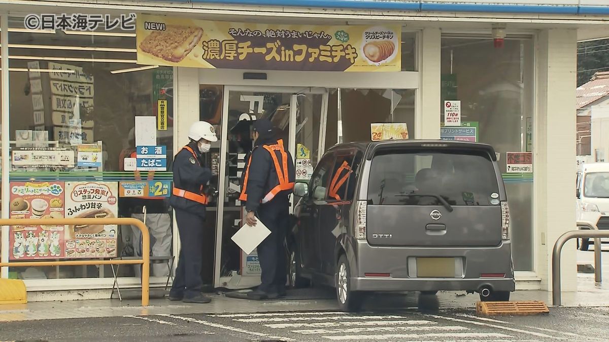 ファミリーマートの出入り口に軽乗用車が正面から突っ込む事故　けが人なし　島根県安来市