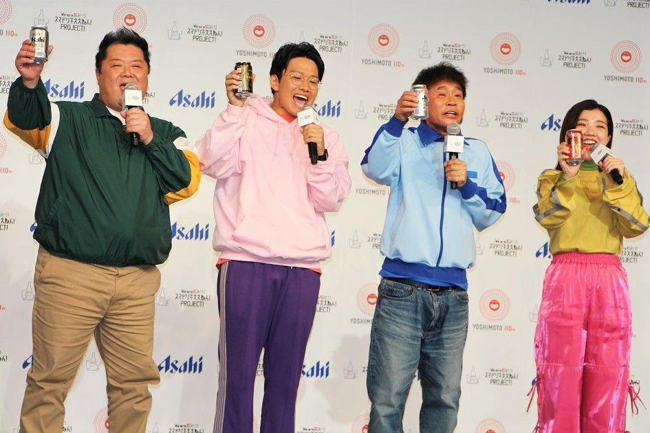 （左から）小杉竜一さん、亜生さん、浜田雅功さん、福田麻貴さん