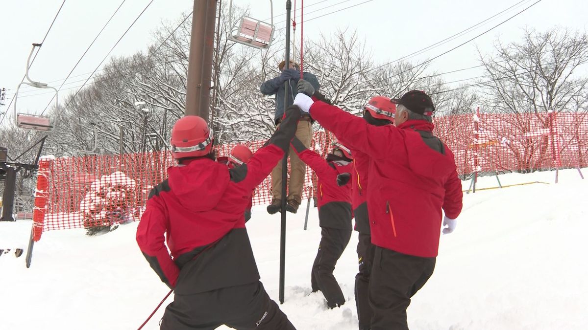 22日に営業開始の蔵王猿倉スキー場で救出訓練　週末の積雪で一部滑走可能