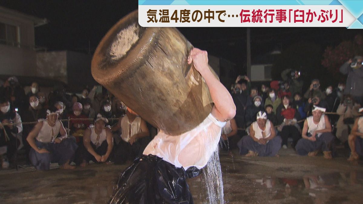 伝統行事「臼かぶり」寒さの中で臼を持ち上げ水かぶる　福岡・大牟田市