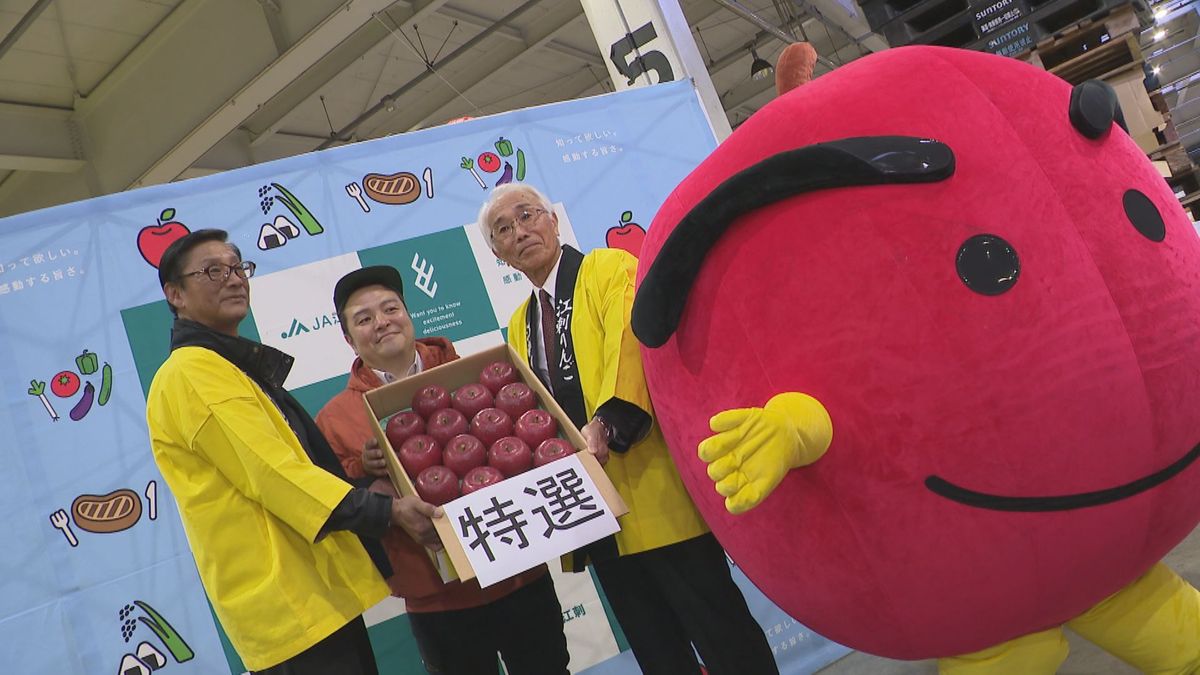 江刺リンゴ「サンふじ」初競り　1箱100万円　岩手県奥州市