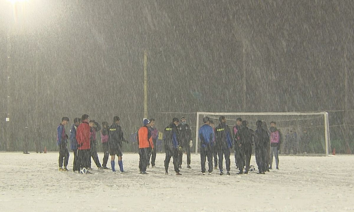 雪の中、練習に励む選手たち