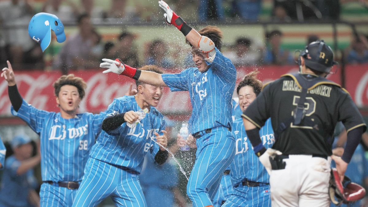 サヨナラソロ本塁打でウォーターシャワーを受ける岸潤一郎選手(写真:時事)