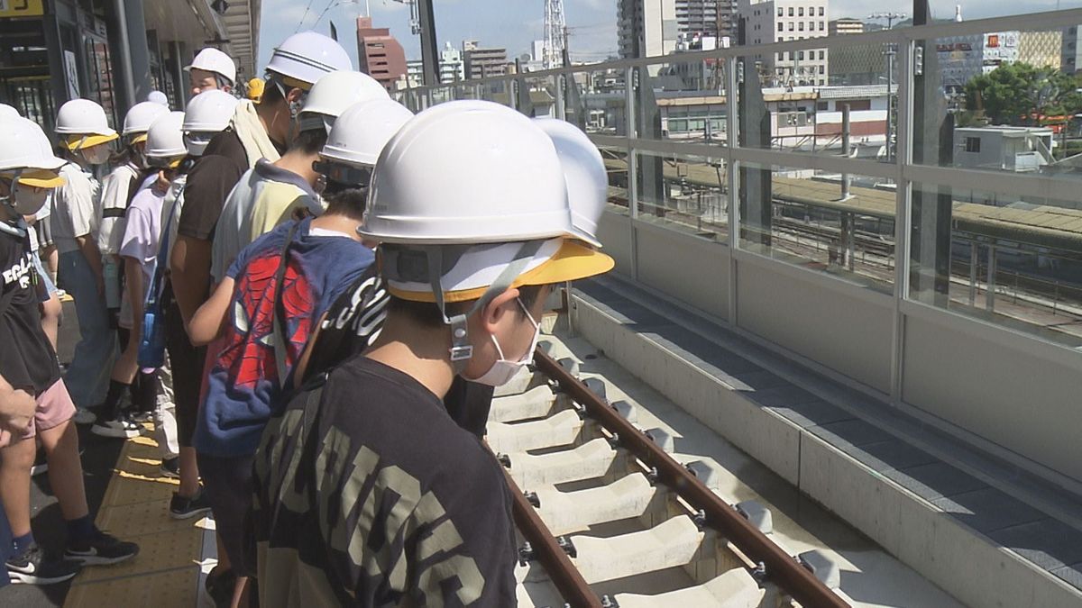 71年ぶりに大改装 29日開業の「JR松山駅」を地元の小学生が見学