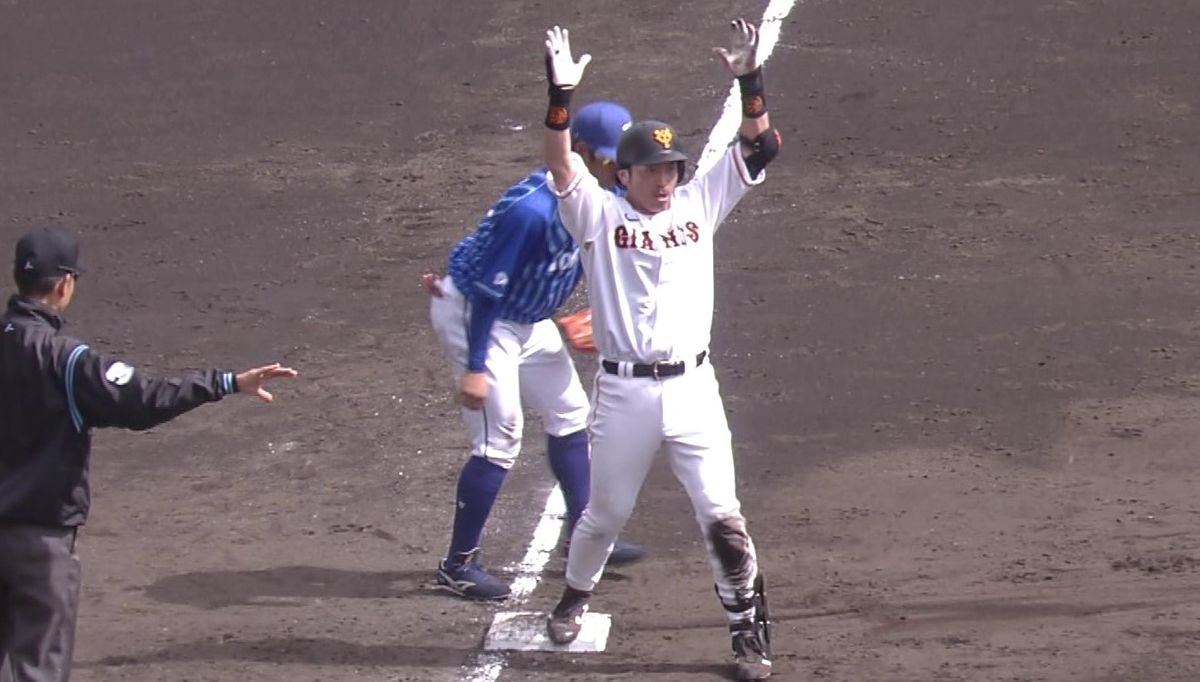 3塁上で喜ぶ巨人・松田宣浩選手(画像:日テレジータス)