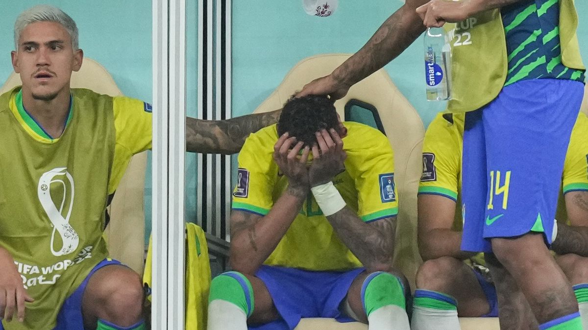 【W杯】ブラジル　右足首負傷のネイマールはプールでトレーニング　カメルーン戦は出場せず