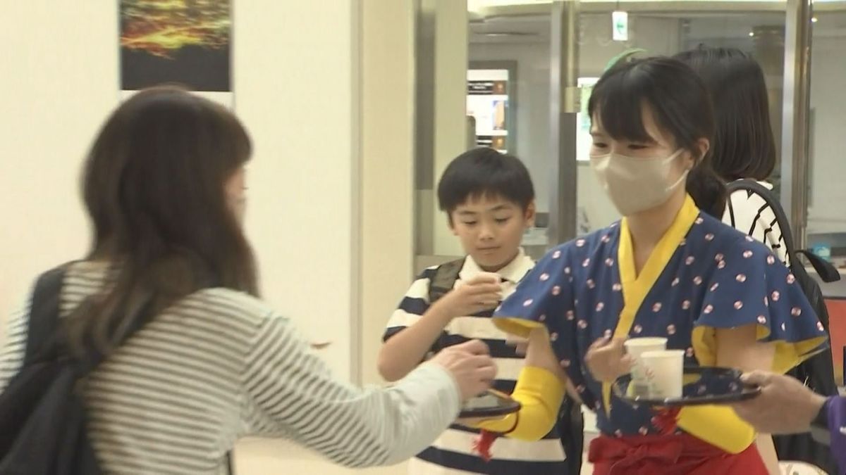 “かごしま茶の魅力知って欲しい”鹿児島空港でかごしま茶の振る舞い 空の便下りのピークは28日 上りのピークは5月6日。