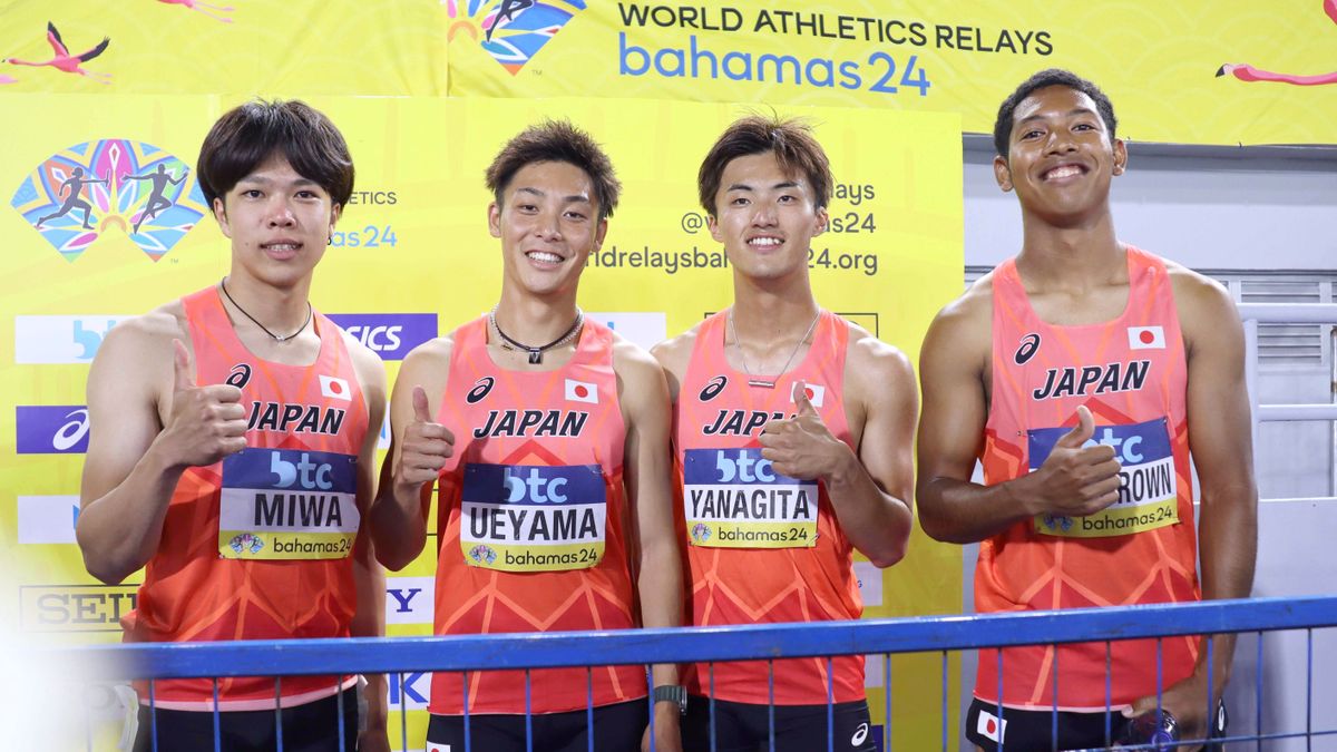 パリ五輪出場を決めた男子400ｍリレーの日本チーム。左から三輪颯太選手、上山紘輝選手、柳田大輝選手、サニブラウン アブデル ハキーム選手(写真：時事)