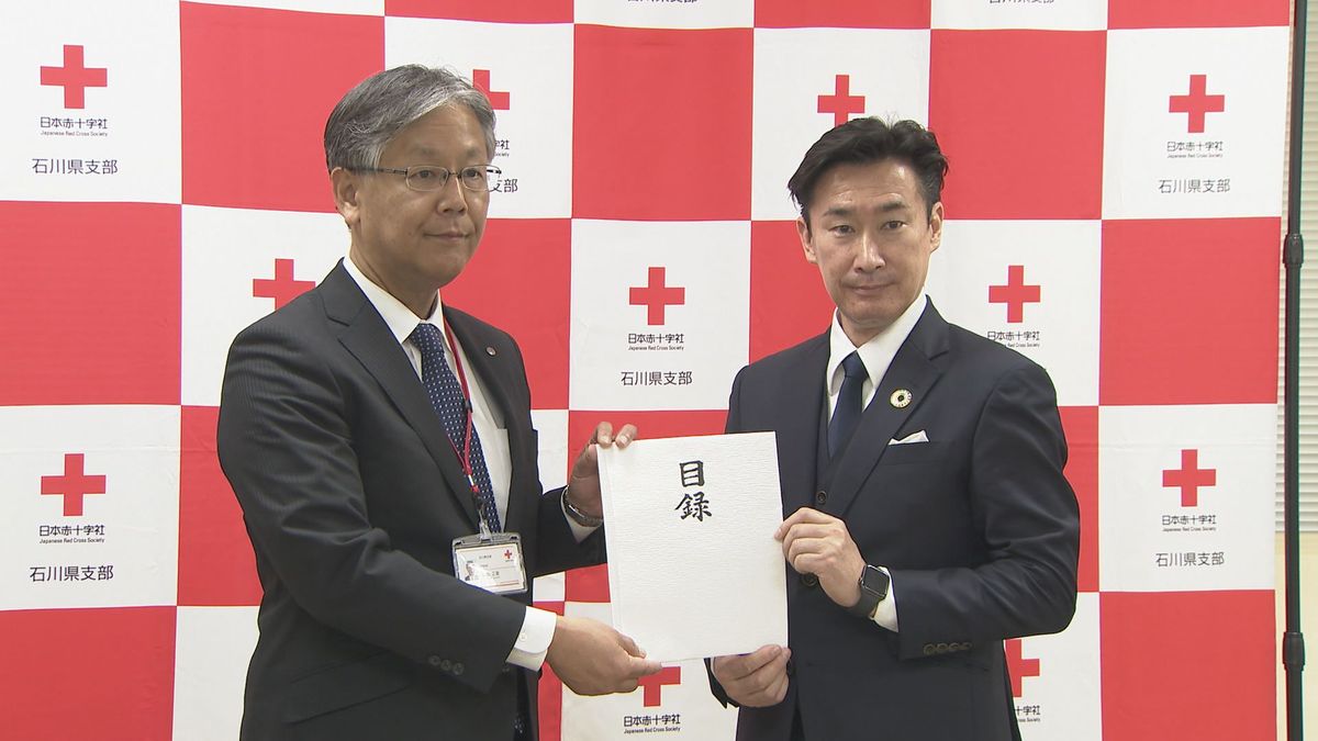 能登半島地震の被災地支援に　大手コンビニチェーンが店頭で集めた募金を日本赤十字社に贈る