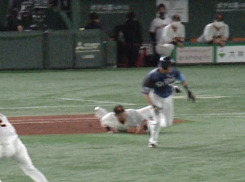 西武戦で栗山巧選手の打球を横っ飛びでキャッチした中田翔選手
