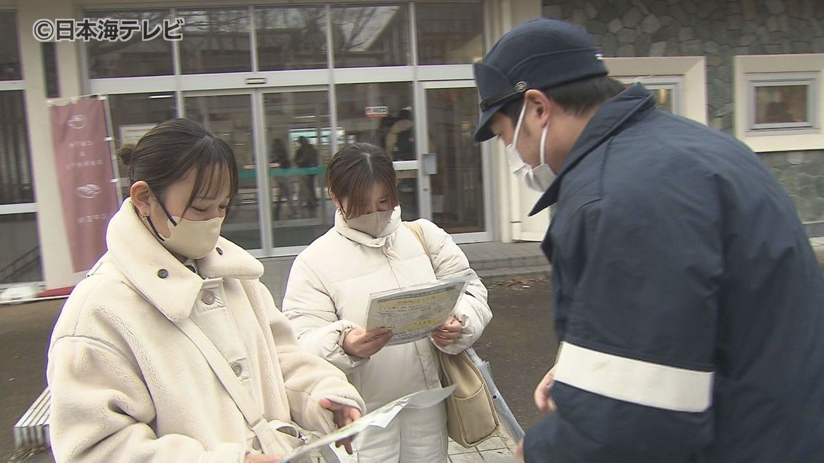 甘い募集情報は闇バイトの可能性…　強盗や詐欺など犯罪への加担防止のため鳥取大学生に警察官が注意を呼びかけ　鳥取県