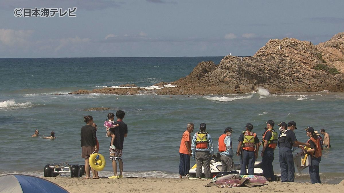 海水浴場中に近くの島に流れ着き、帰れない…　家族4人が波に流され消防に救助を要請…自力で浜辺に戻る　浦富海岸で水難救助の要請相次ぐ…　いずれもけがはなし　鳥取県岩美町