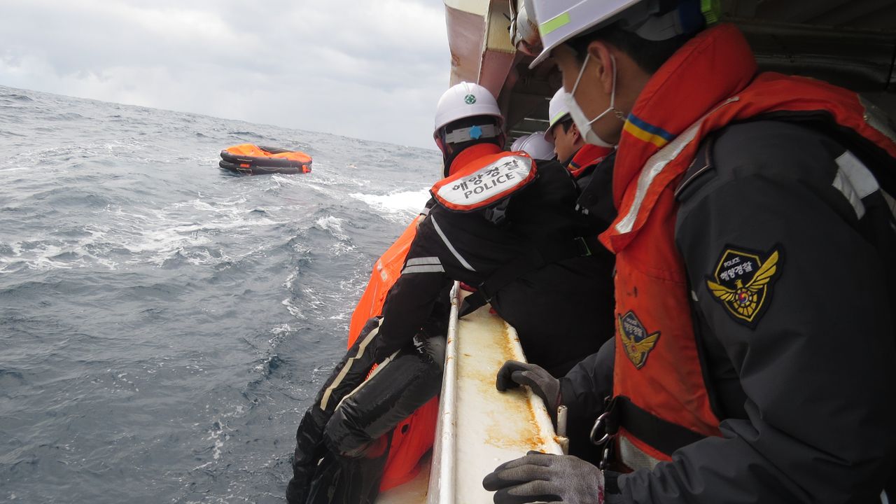 済州島沖で貨物船沈没　日韓共同で救助活動…乗組員22人中、14人救助も9人意識なし