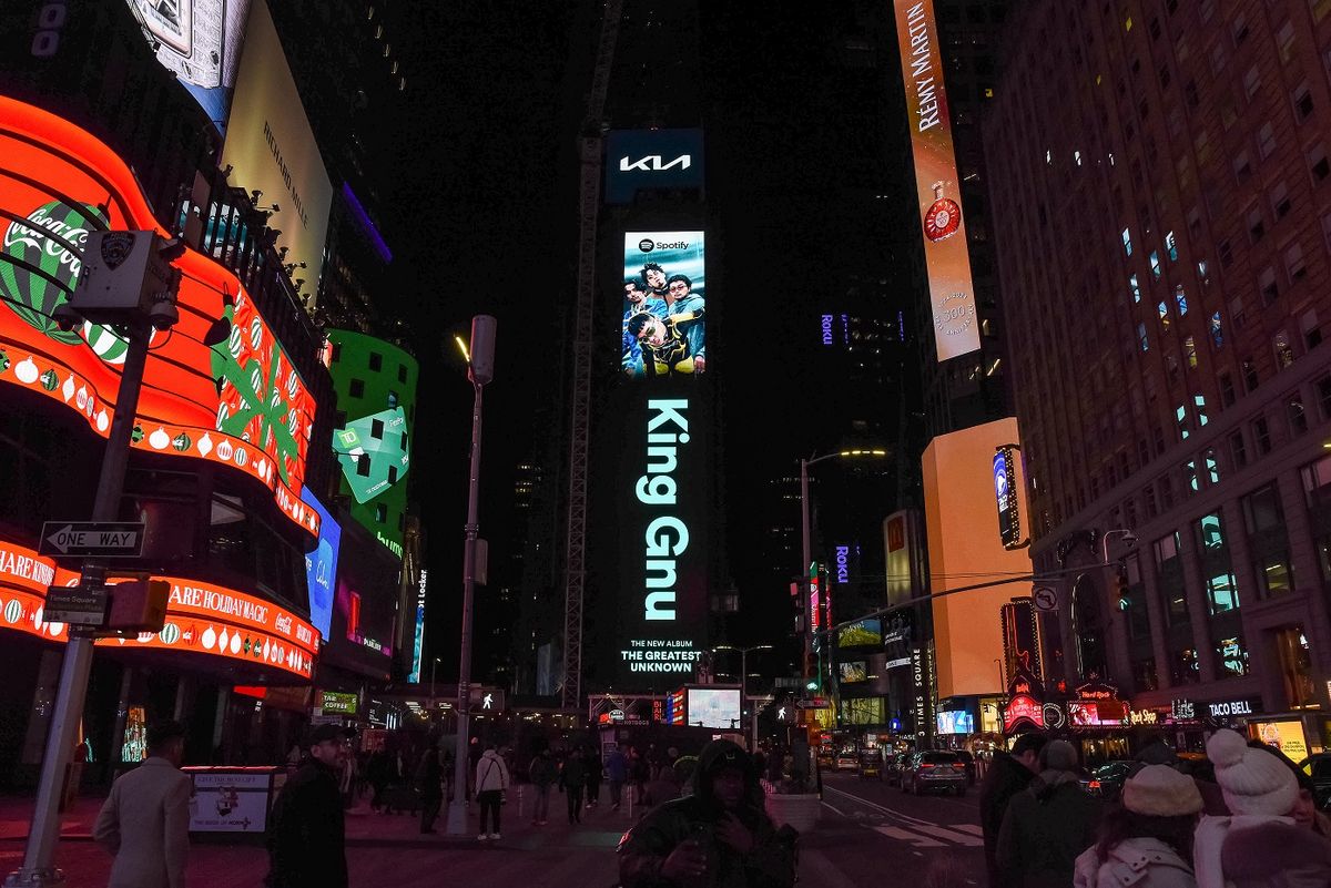 ニューヨーク・タイムズスクエアに映し出されたKing Gnuの巨大サイネージ広告