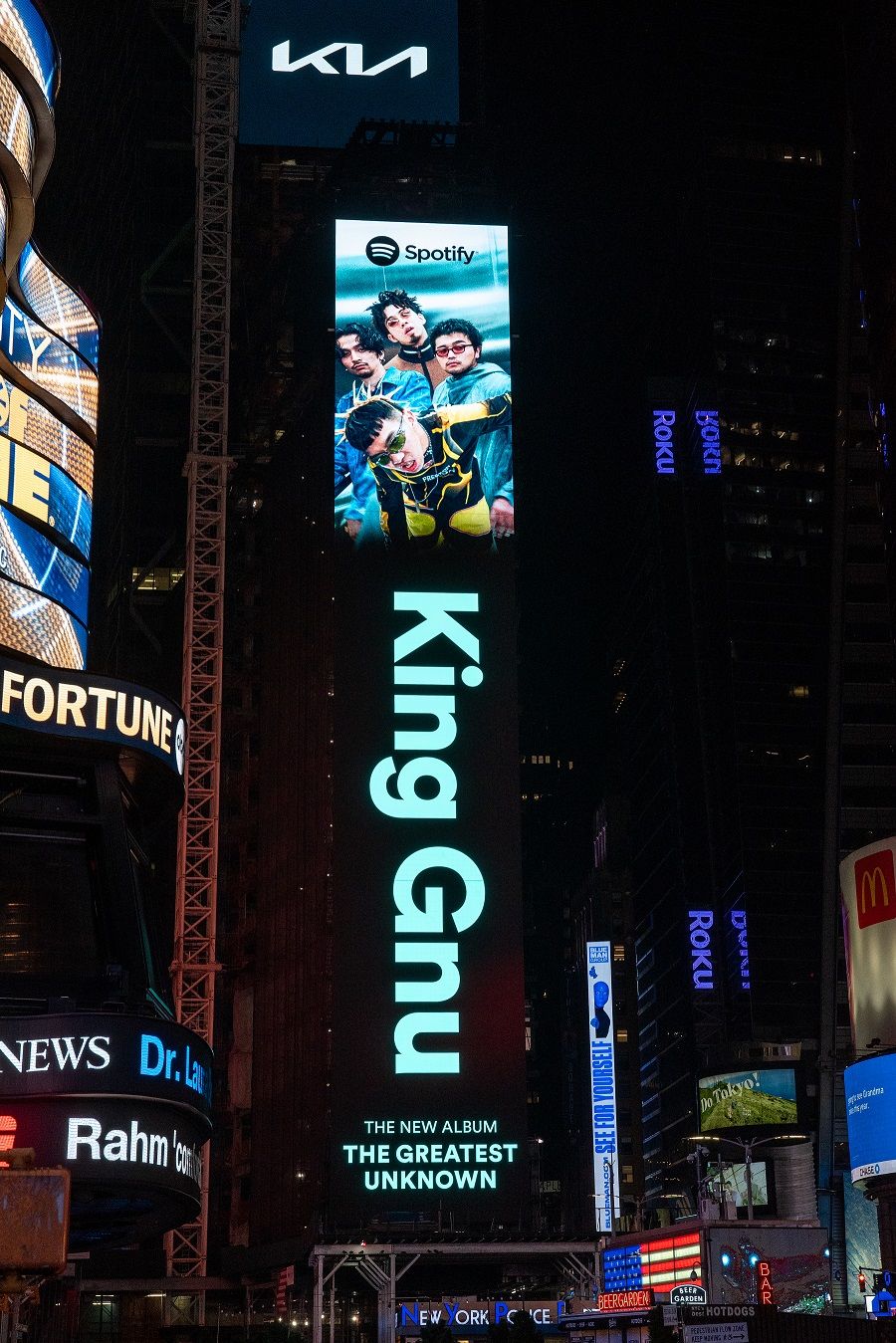 King Gnu　ニューヨーク・タイムズスクエアに縦60メートルの巨大広告