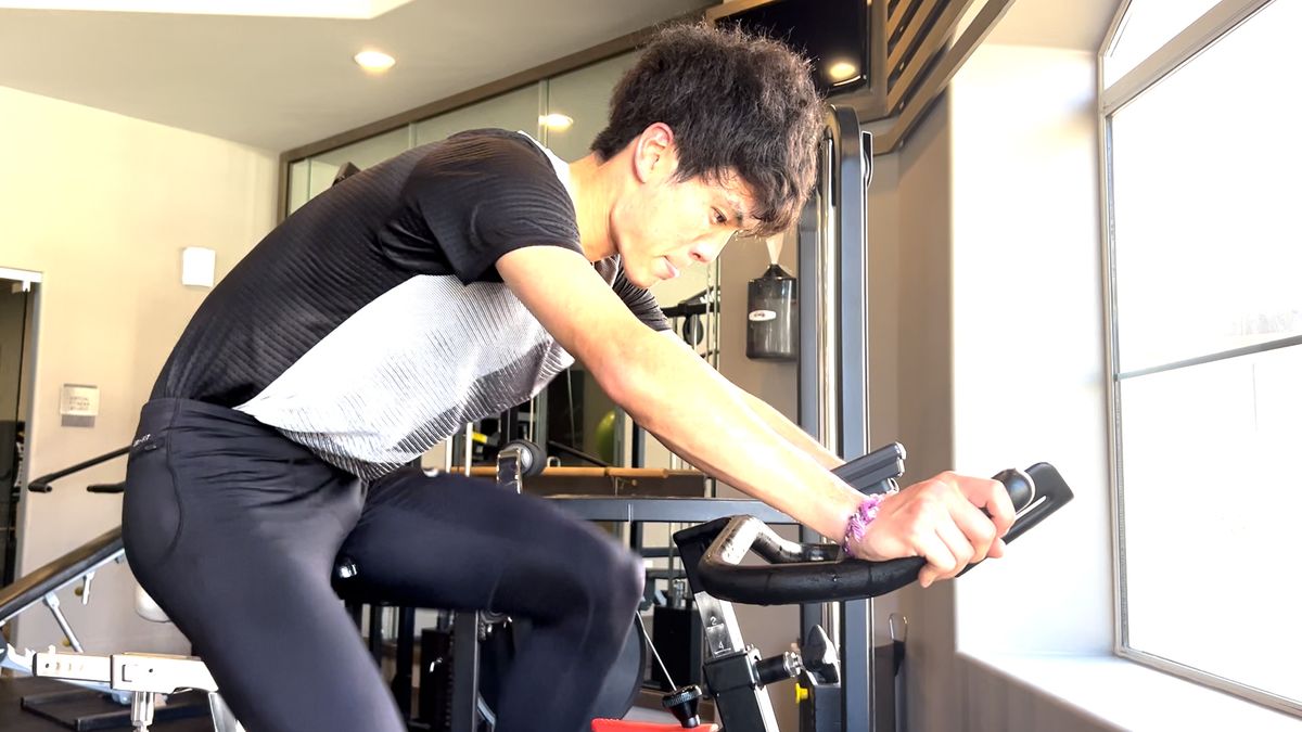 自転車トレーニングを行う新主将の鈴木芽吹選手