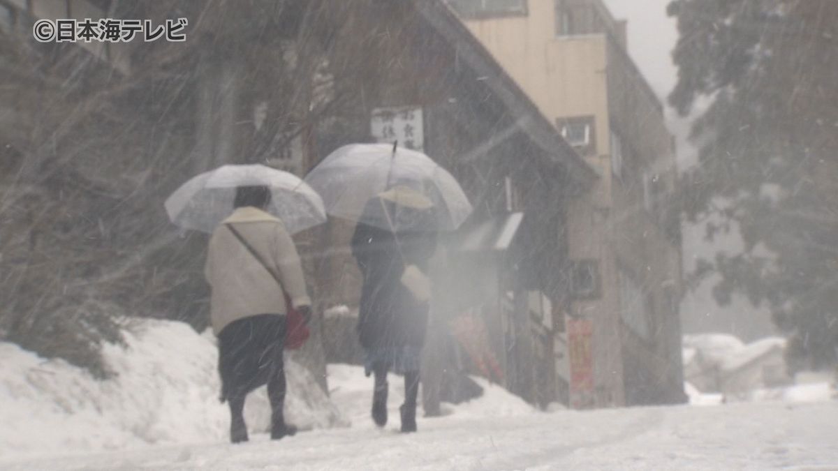 春を思わせる陽気から一転…冬の寒さに逆戻り　再びの寒波襲来で雪がちらつく天気模様に　車が横転するほどの強風「大山おろし」に注意　鳥取県大山町