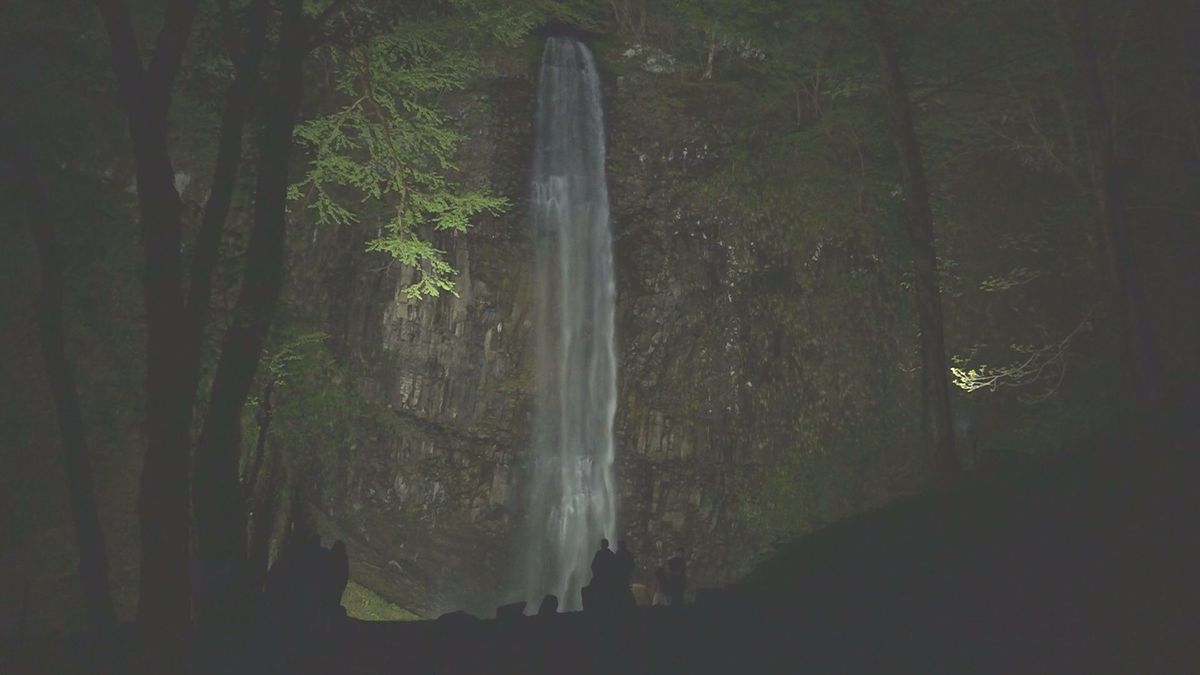 「直瀑」としては山形県内一の落差　酒田市の「玉簾（すだれ）の滝」ライトアップ
