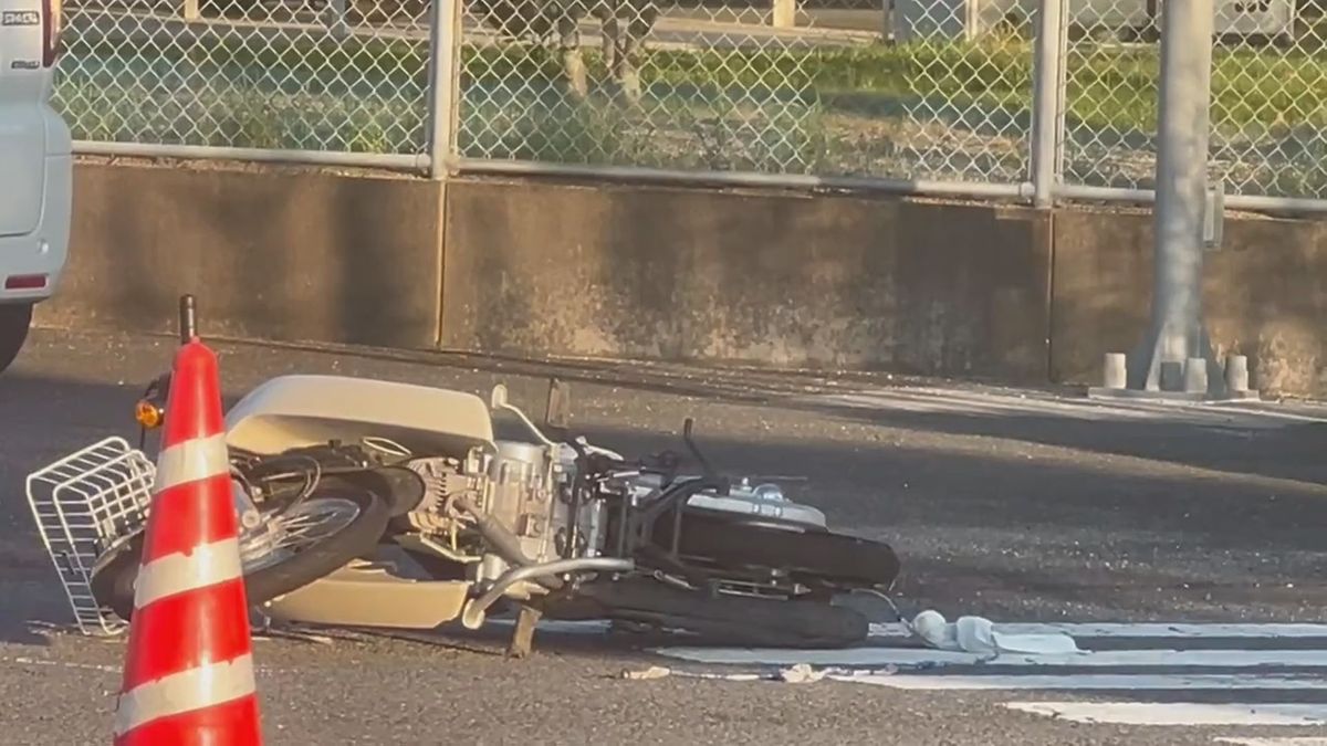 松山市北条の国道交差点で軽四乗用車と原付バイクが出合頭に衝突 高齢男性が意識不明の重体