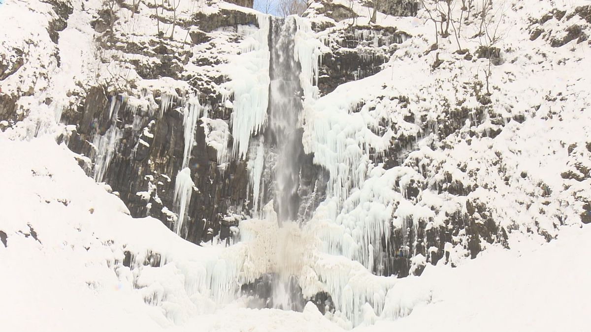 酒田市の「玉簾の滝」　2年ぶりに「氷瀑」出現　山形県内週明けから冬型に