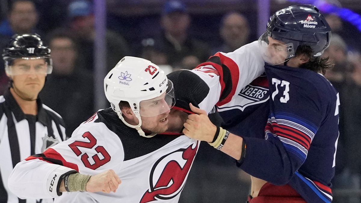 試合開始わずか2秒で選手8人が退場　選手らの大乱闘に審判もぼう然【NHL】
