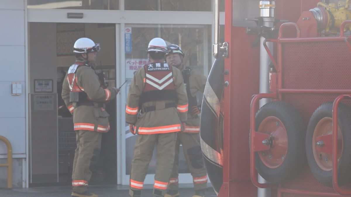 「乾燥機から火が出ている」コインランドリーで朝火事 店舗の壁も焼く けが人なし 山梨