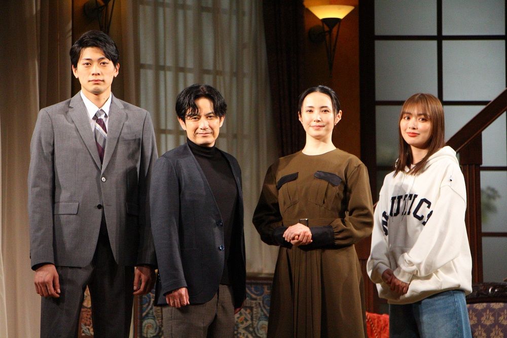 （左から）東啓介さん、佐藤アツヒロさん、美村里江さん、内田理央さん