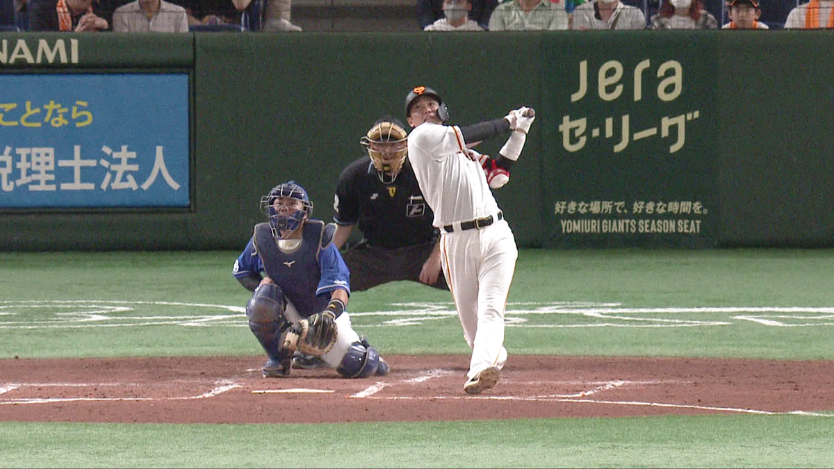 424本目の二塁打を放った坂本勇人選手(画像:日テレジータス)