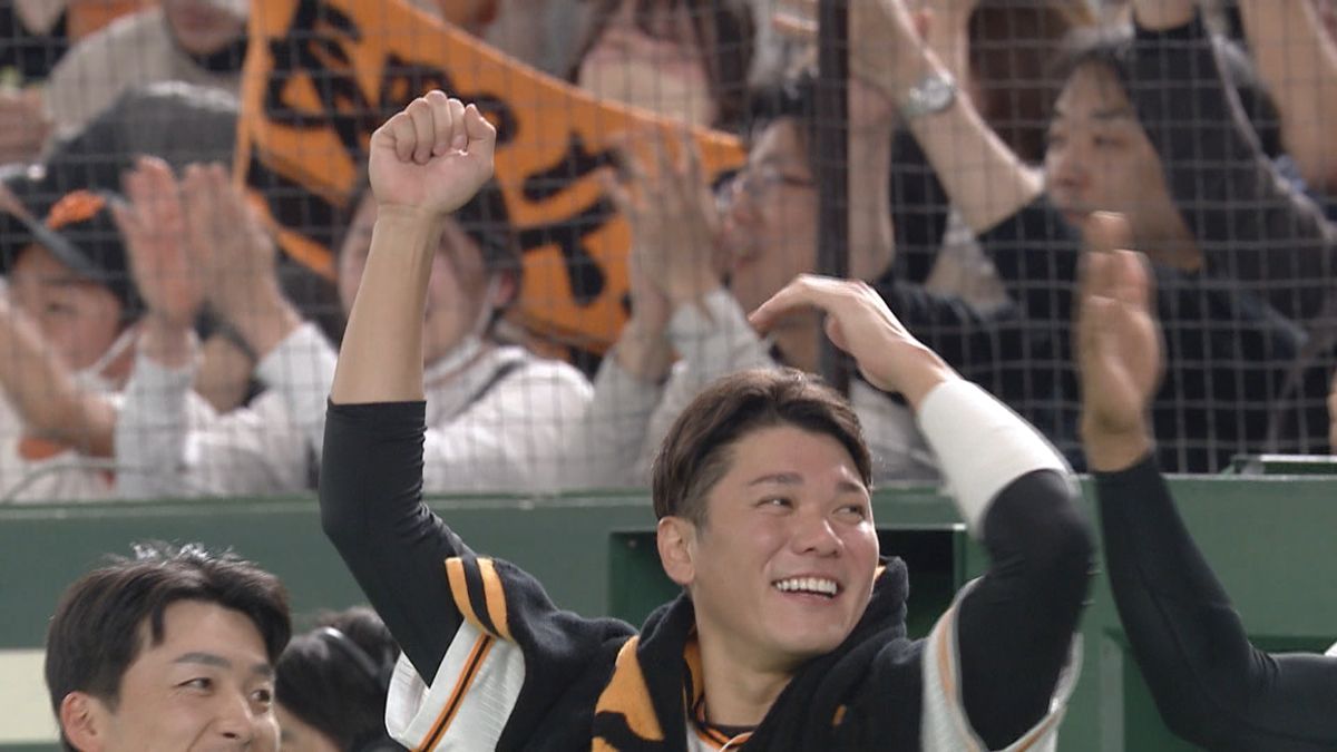 長野久義選手のタイムリーに笑顔の坂本勇人選手(画像:日テレジータス)