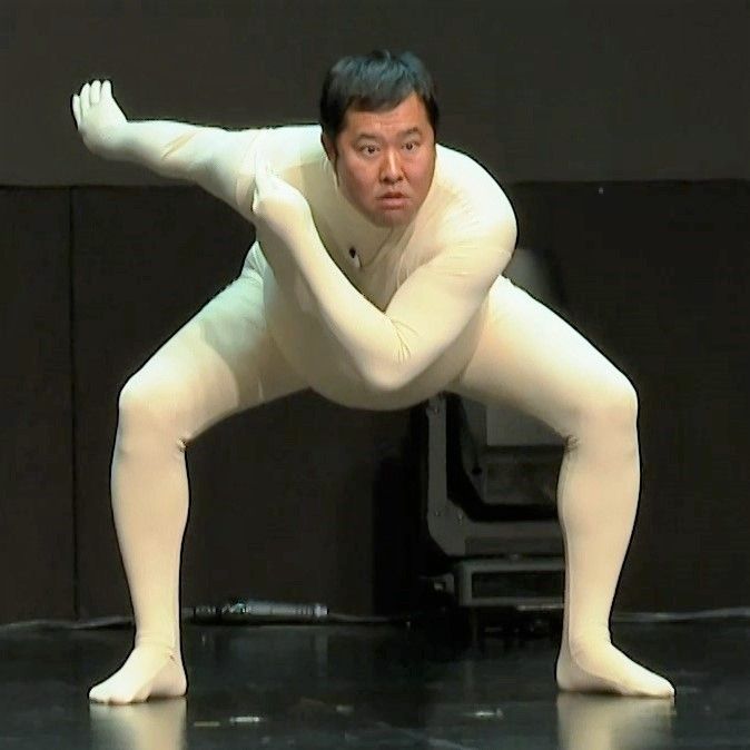 とにかく明るい安村「我穿着衣服」　中国・上海公演で裸禁止　全身タイツで持ちネタ披露　